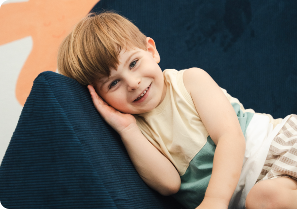 Mulher feliz deitada em uma sofá